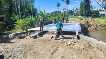 Babinsa Koramil 0108-04/Babussalam Bersama Warga Gotong Royong Pasang Lantai Bondek Cor Jembatan beton