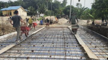 Babinsa Koramil 0108-01/Lawe Sigala Terus Genjot Penyelesaian Jembatan Beton