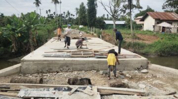 Babinsa dan warga Buka Mal Beton dan Sempurnakan Lantai Jembatan