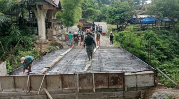Jalin Kerjasama Yang Baik Babinsa Bantu Pengecoran Lantai Jembatan Beton