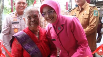Sambut HUT Bhayangkara ke-80, Kapolres Simalungun Serahkan Kunci Rumah dan Bantuan untuk Opung Sipayung Lewat Program Bedah Rumah