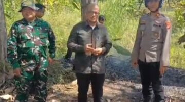 Forkopimcam Ujungjaya Padamkan Karhutla di Lahan Perhutani