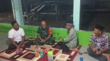 Babinsa Koramil 04/Tigalingga Bangun Kedekatan dengan Warga Lewat Silaturahmi di Masjid