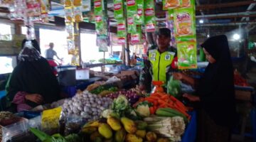 Babinsa Koramil 04 Beutong Kodim 0116/Nagan Raya Anjangsana ke Peukan tradisional cek harga sembako