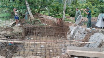 Babinsa selalu hadir pada pembangunan pondasi jembatan gantung di desa Binaan