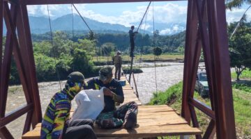 Babinsa dan Warga Kerja Sama Wujudkan Jembatan Gantung Perintis di Desa Kuta ujung