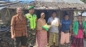 ‎Wujud Kepedulian Babinsa Salurkan Sembako Kepada Warga Kurang Mampu