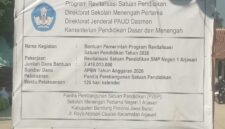 Teks Foto: Papan Informasi Proyek Revitalisasi SMPN 1 Arjasari 