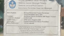 Teks Foto: Papan Informasi Proyek Revitalisasi SMPN 1 Arjasari 