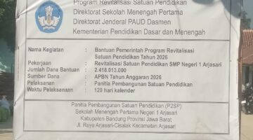 Teks Foto: Papan Informasi Proyek Revitalisasi SMPN 1 Arjasari 