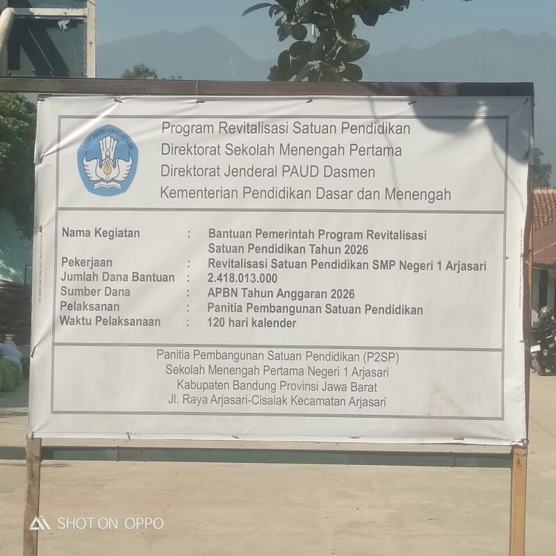 Teks Foto: Papan Informasi Proyek Revitalisasi SMPN 1 Arjasari 