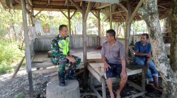 Bentuk Kedekatan Dengan Warga Babinsa Koramil 02/Seunagan Komsos Dengan Warga Di Desa Binaan