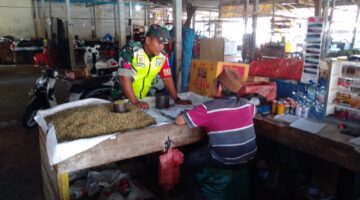 Babinsa laksanakan komunikasi sosial di pasar tradisional bahas harga jual biji kopi pilihan