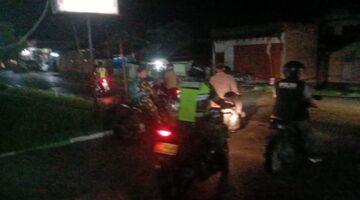 Jaga Keamanan Wilayah Binaan Babinsa Laksanakan Patroli Malam