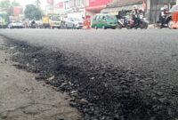 Ket Foto :Kondisi hotmix di jalan Kopo-Bihbul Terlihat Kasar
