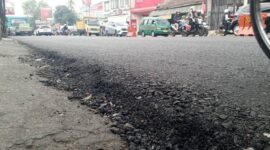 Ket Foto :Kondisi hotmix di jalan Kopo-Bihbul Terlihat Kasar