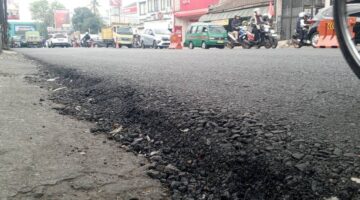 Ket Foto :Kondisi hotmix di jalan Kopo-Bihbul Terlihat Kasar