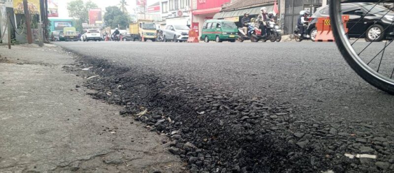 Ket Foto :Kondisi hotmix di jalan Kopo-Bihbul Terlihat Kasar