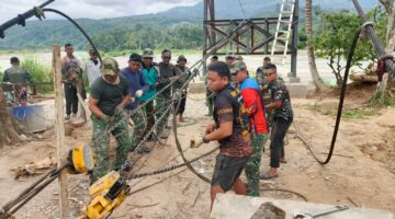 Pemasangan Sling Bawah Jadi Fokus, Babinsa Kodim 1427/Pasangkayu Terus Kebut Pembangunan Jembatan