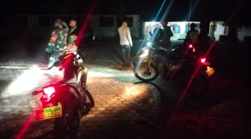Wujudkan Lingkungan Aman Peran Aktif Babinsa Bersama Komduk Melaksanakan Patroli Malam