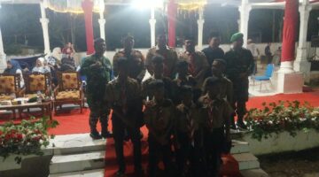 Koramil 12/LP Ikuti Pawai Obor dan Taptu Semarakkan HUT Ke-81 RI di Sungai Kanan