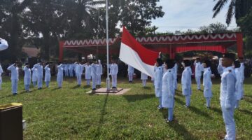 Personel Koramil 05/BD Ikuti Upacara HUT Ke-81 RI Tingkat Kecamatan Aek Natas di Lapangan Polsek