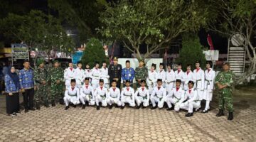 Kawal Gebyar Kemerdekaan, Koramil 07/AKB Bersama Forkopimcam NA-IX Hadiri Pengukuhan Paskibra dan Pawai Obor
