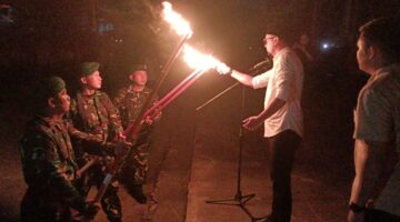 Kawal Tradisi Kebangsaan, Danramil 11/KP Hadiri Malam Taptu dan Pawai Obor HUT Ke-81 RI di Kotapinang