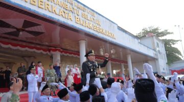 Sentuhan Humanis Dandim 0209/LB Warnai Khidmat Upacara Penurunan Bendera HUT Ke-81 RI di Labusel