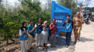 Mahasiswa Kukerta unihas Bengkulu Kelompok 14 Talang Babatan Bangun Tugu Tapal Batas Wilayah Desa
