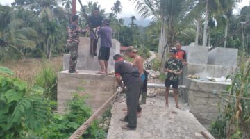 Struktur Jembatan Mulai Terlihat Babinsa Dan Warga Ikat KencangkanTali Sling