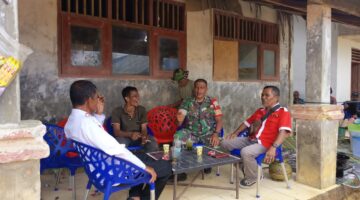 Babinsa Koramil 07/Salak Komsos Bersama Kades dan Warga Desa Lae Mbentar
