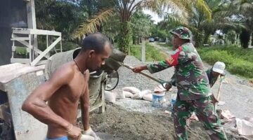 Babinsa Bantu Warga Pengecoran Pondasi Pembangunan Rumah Warga Binaan