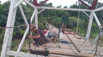 Babinsa Bersama Masyarakat Percepat Pengerjaan Pembangunan Jembatan Gantung Perintis di Desa Kumbang Jaya