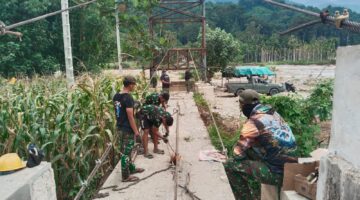 Gotong Royong Pasang Ring Jembatan Gantung Babinsa Dan Warga Wujudkan Infrastruktur Aman Bagi Warga Masyarakat
