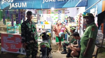 Patroli Malam Cipta Kondisi, Serka Heri Santoso Sambangi Warga Demi Menjaga Keamanan Bulukerto