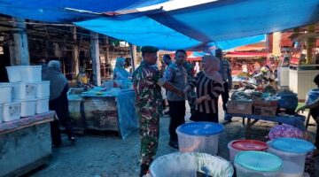 Babinsa Koramil 03/Sungai Sariak Bersama Bhabinkamtibmas Laksanakan Patroli di Tempat Keramaian