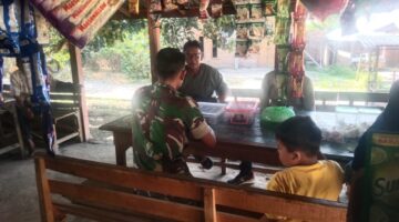 Pendekatan Rutin Babinsa Koramil 03/Sungai Sariak Komsos Bersama Masyarakat Di Warung Kopi