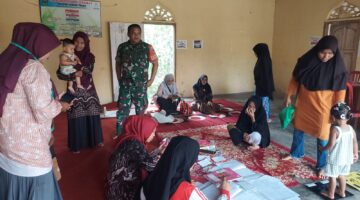 Peduli Kesehatan Lansia Dan Mencegah Stunting Babinsa Dampingi Posyandu Di Nagari binaan