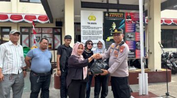Jumat Peduli, Polsek Koja Bagikan 100 Paket Sembako untuk Warga