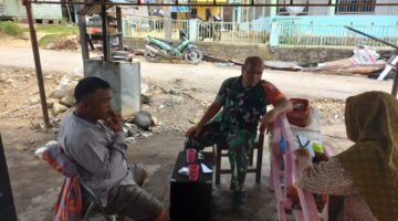 Ditengah Bangun Kembali Rumah, Babinsa Tigalingga Datangi Korban Kebakaran dan Beri Semangat