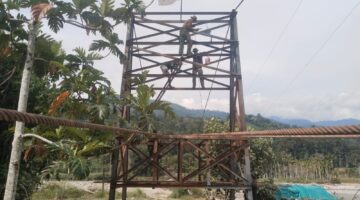 Babinsa Bersama Tim Kebut Pemasangan Tali Seling Jembatan Gantung Perintis
