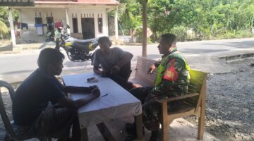 Babinsa Pos Ramil Tadu Raya Melaksanakan Komunikasi sosial Bersama warga Desa Binaan*