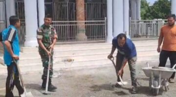 Babinsa Gotong Royong Bersihkan Area Masjid, Wujudkan Kemanunggalan TNI dan Rakyat