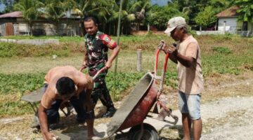Babinsa Bersama Warga Masyarakat Gotong Royong Cor Jalan Rambat Beton