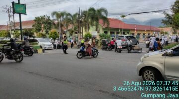 Bukan Hanya Mengatur Jalan, Polres Aceh Tenggara Jadi Pelindung Anak Saat Berangkat Sekolah