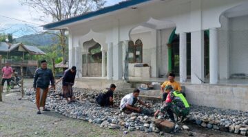 Babinsa Bersama Warga Bersihkan Seputaran Masjid Guna Tingkatkan Kebersihan