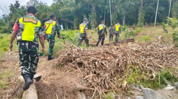 Terus Lakukan Pencegahan Karhutla Babinsa Rutin Laksanakan Patroli Dan Sosialisasi Ke Warga Masyarakat