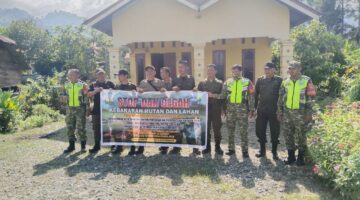 Pencegahan Karhutla Babinsa bersama Polhut Himbau dan Tempel Selebaran