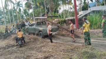 Bangun Keakraban, Babinsa Bersama Warga Turunkan Besi Pondasi Jembatan Gantung Perintis